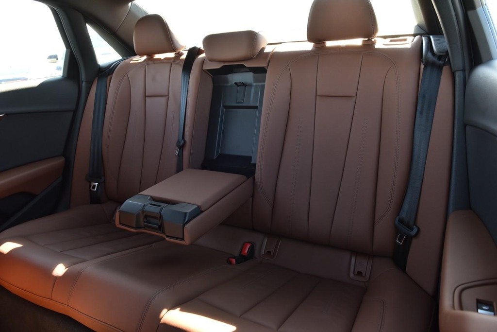 Audi A4 Sedan Vehicle Full-screen Gallery Image 23