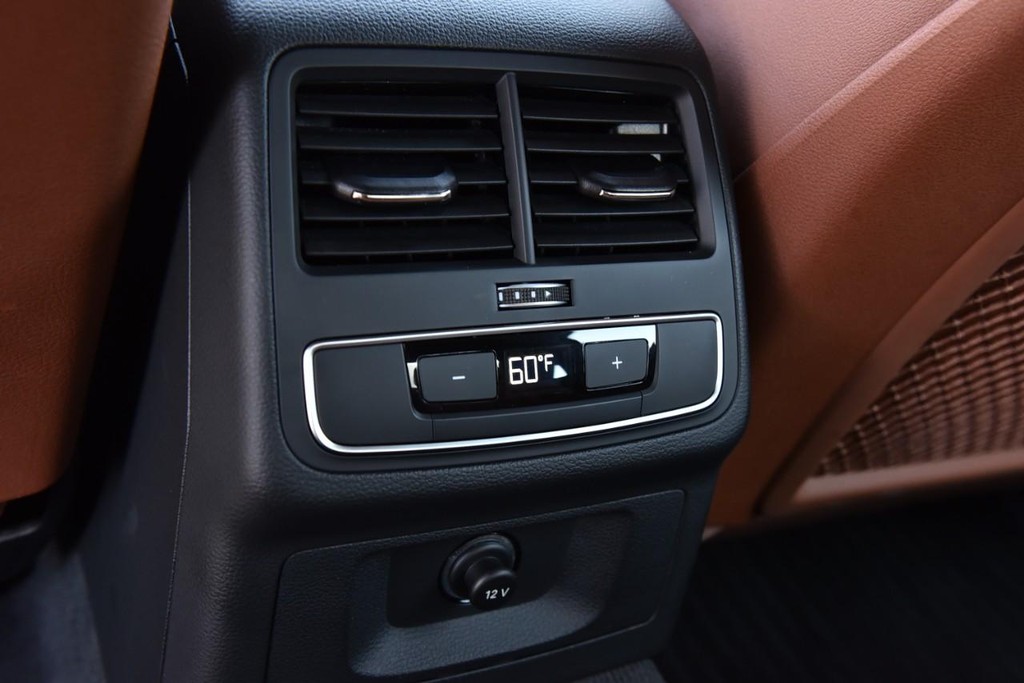 Audi A4 Sedan Vehicle Full-screen Gallery Image 24