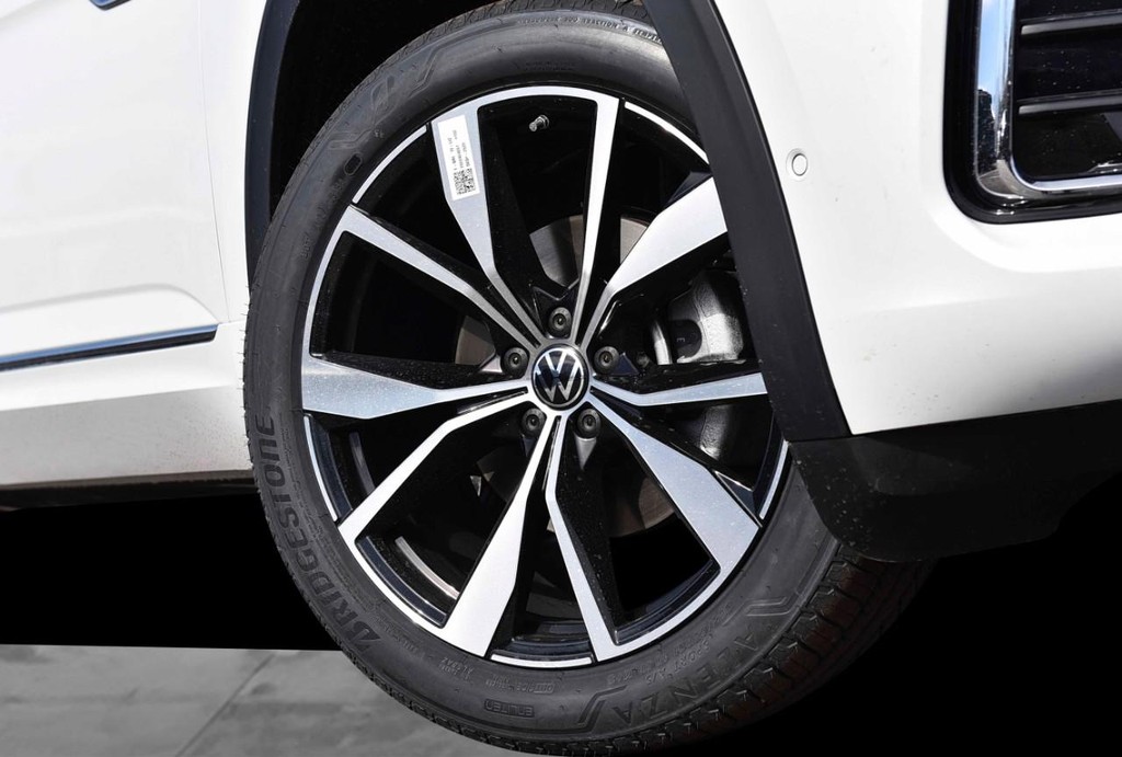 Volkswagen Atlas Vehicle Full-screen Gallery Image 3