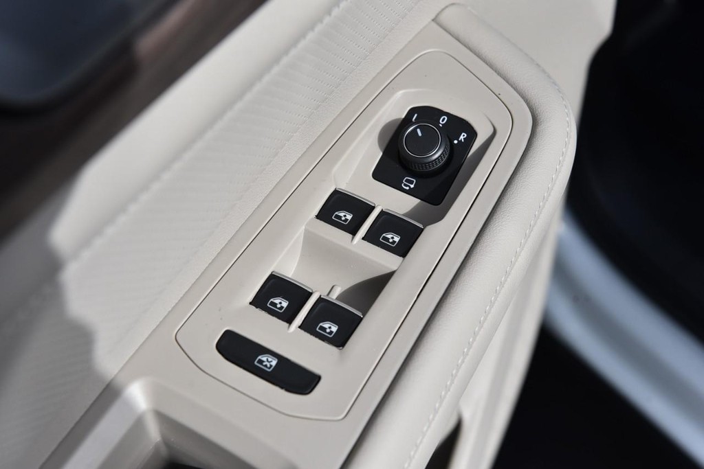 Volkswagen Atlas Vehicle Full-screen Gallery Image 8