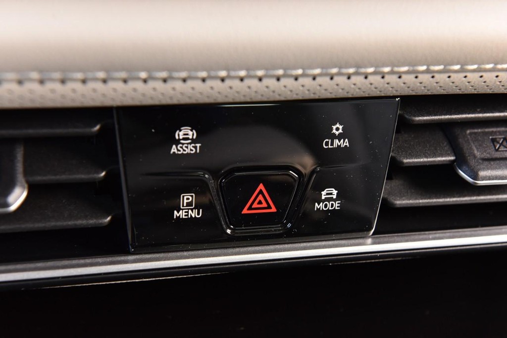 Volkswagen Atlas Vehicle Full-screen Gallery Image 14