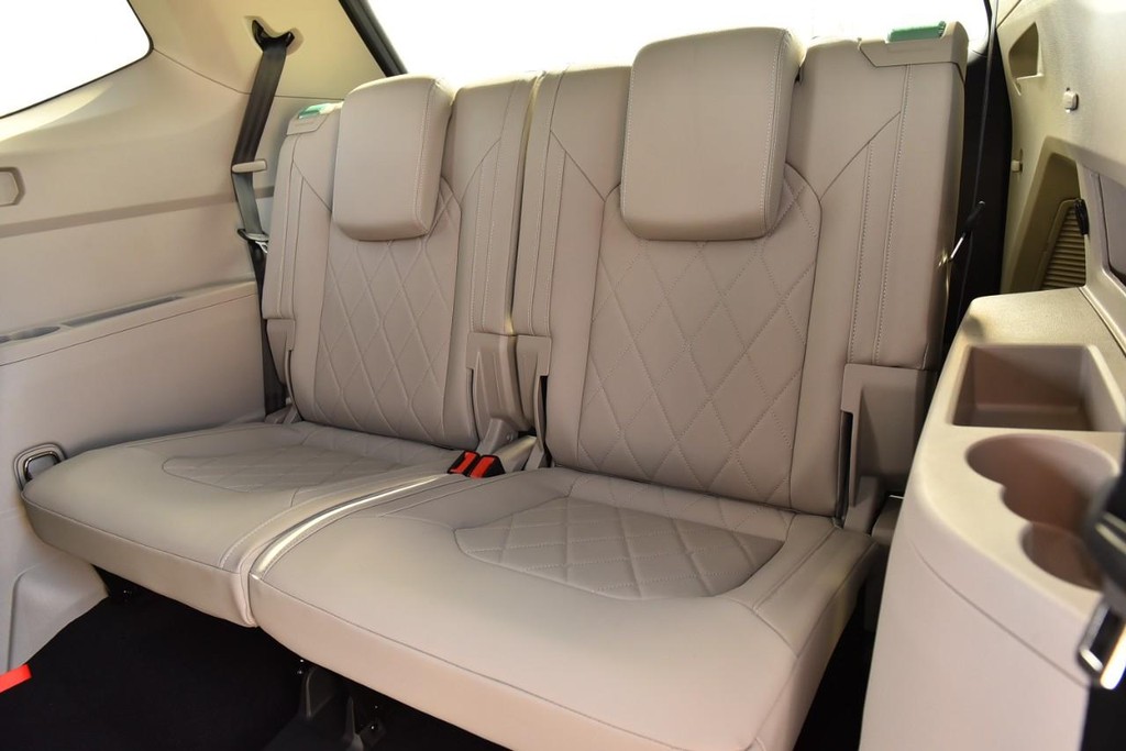 Volkswagen Atlas Vehicle Full-screen Gallery Image 24