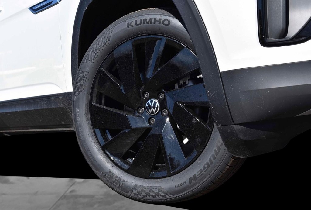 Volkswagen Atlas Cross Sport Vehicle Full-screen Gallery Image 3