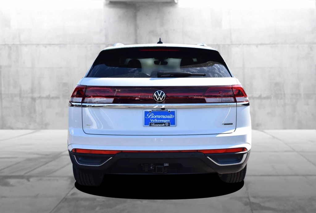 Volkswagen Atlas Cross Sport Vehicle Full-screen Gallery Image 6