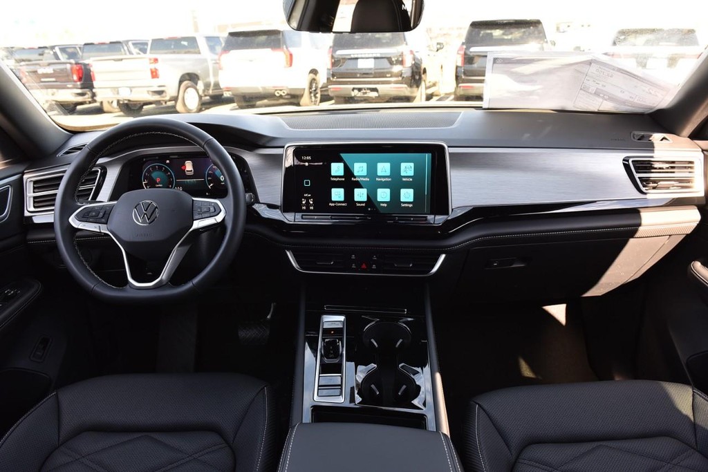 Volkswagen Atlas Cross Sport Vehicle Full-screen Gallery Image 7