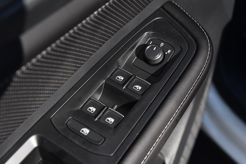 Volkswagen Atlas Cross Sport Vehicle Full-screen Gallery Image 8