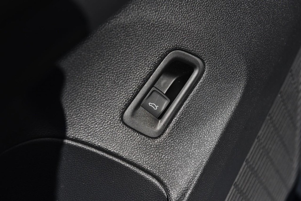 Volkswagen Atlas Cross Sport Vehicle Full-screen Gallery Image 9