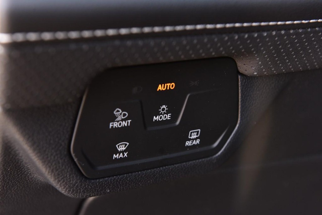 Volkswagen Atlas Cross Sport Vehicle Full-screen Gallery Image 11