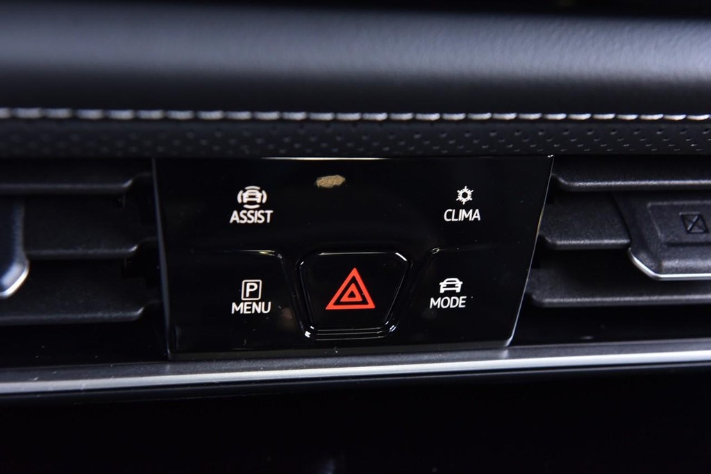 Volkswagen Atlas Cross Sport Vehicle Full-screen Gallery Image 15