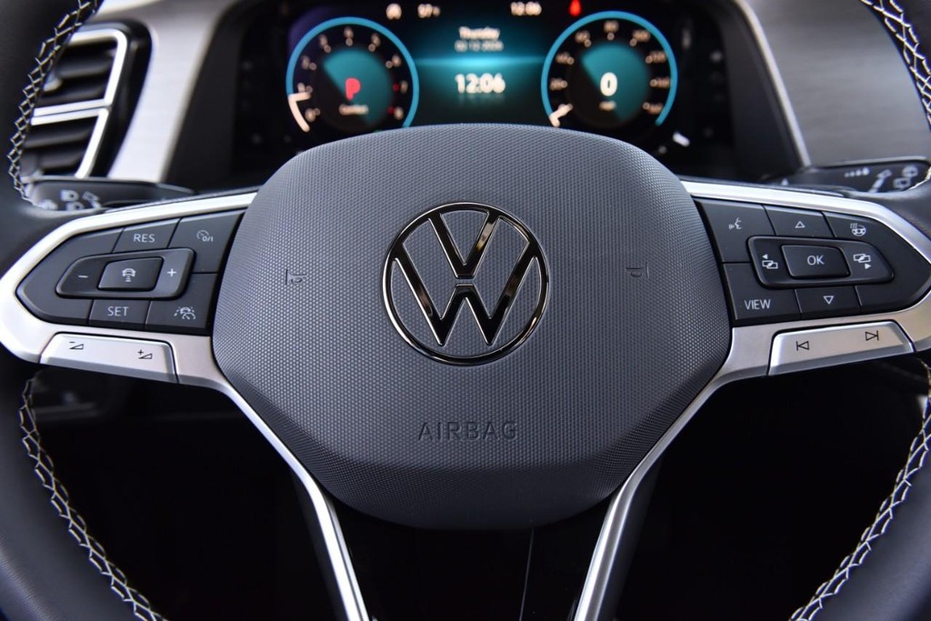 Volkswagen Atlas Cross Sport Vehicle Full-screen Gallery Image 18