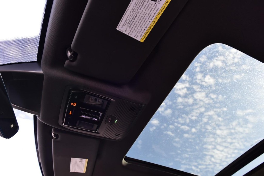 Volkswagen Atlas Cross Sport Vehicle Full-screen Gallery Image 21