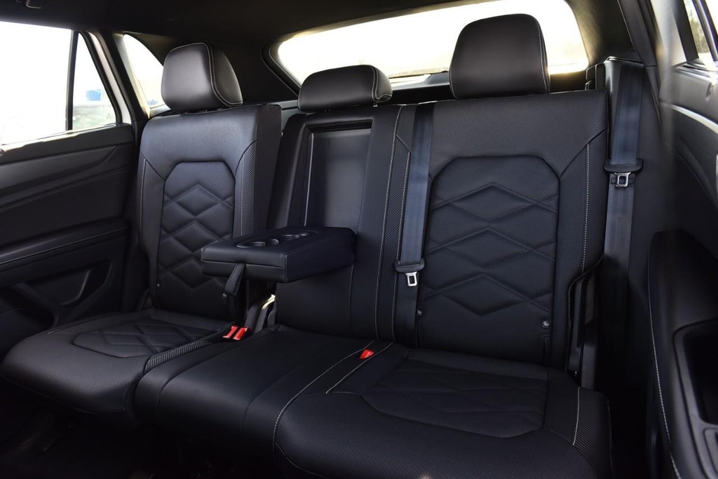 Volkswagen Atlas Cross Sport Vehicle Full-screen Gallery Image 22