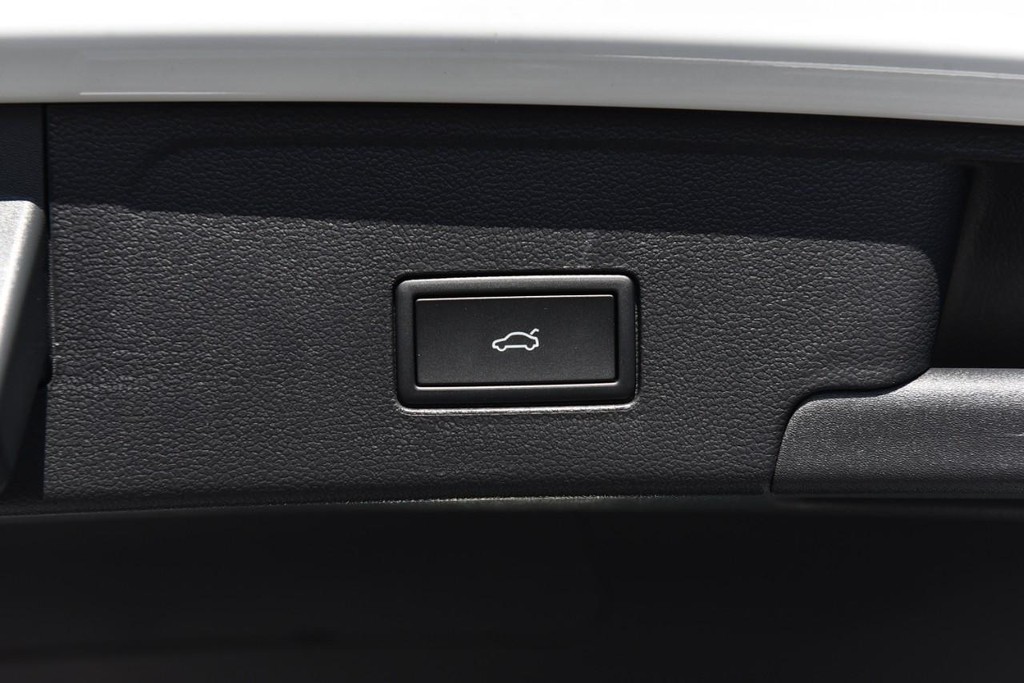 Volkswagen Atlas Cross Sport Vehicle Full-screen Gallery Image 26