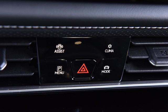 Volkswagen Atlas Cross Sport Vehicle Image 15