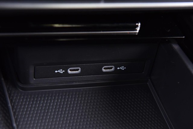 Volkswagen Atlas Cross Sport Vehicle Image 16