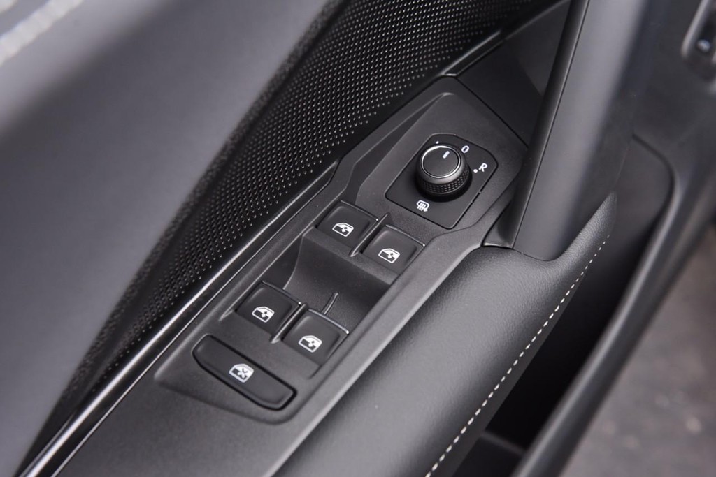 Volkswagen Tiguan Vehicle Full-screen Gallery Image 9