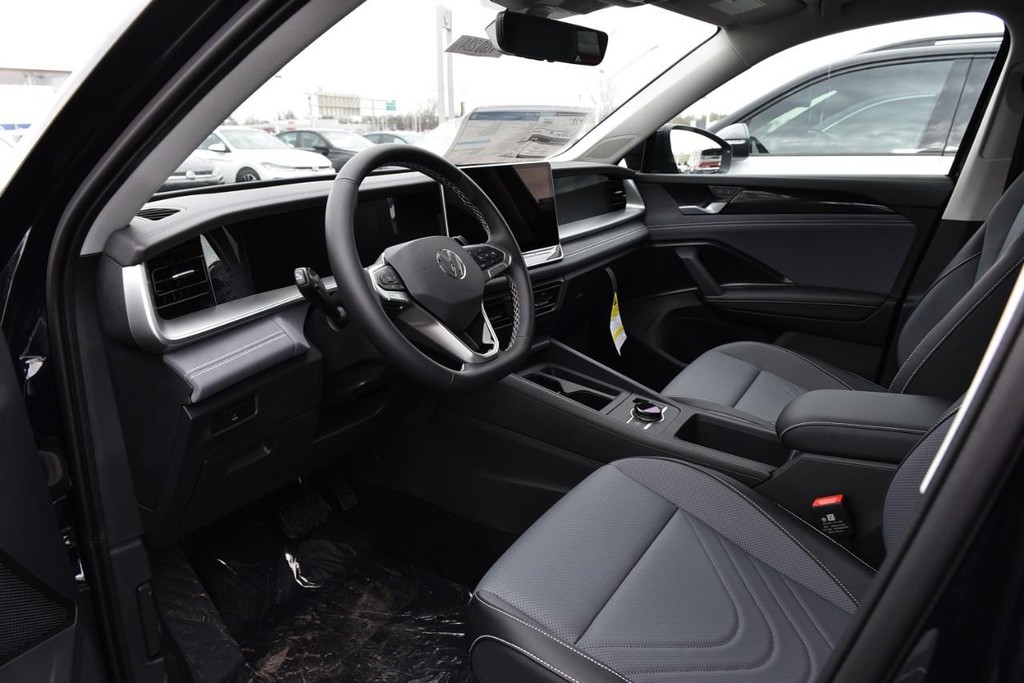 Volkswagen Tiguan Vehicle Full-screen Gallery Image 11