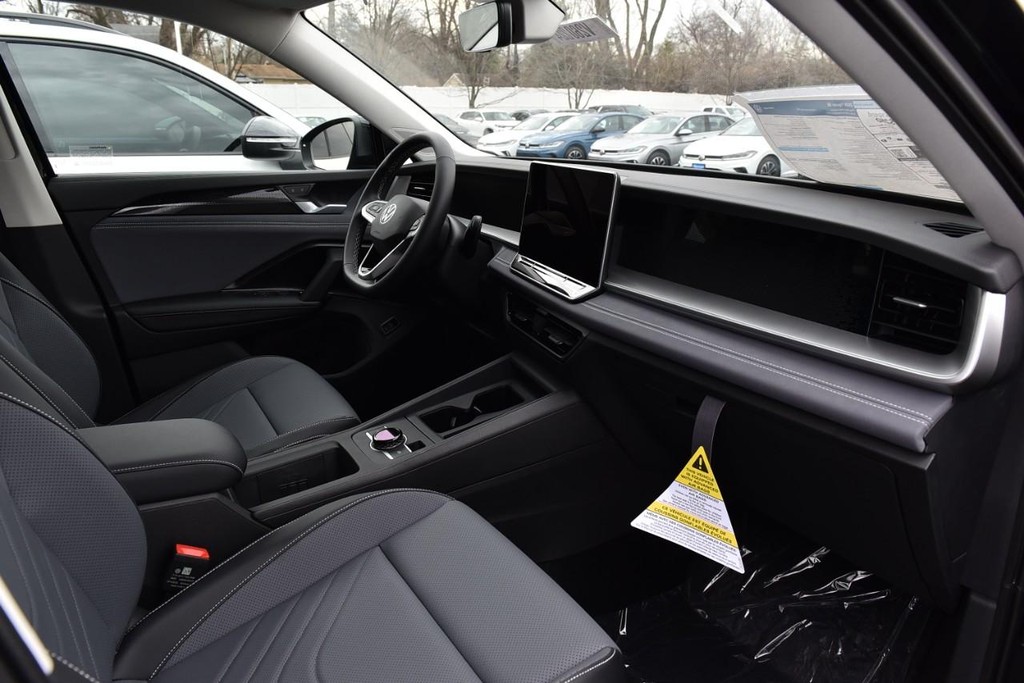 Volkswagen Tiguan Vehicle Full-screen Gallery Image 14