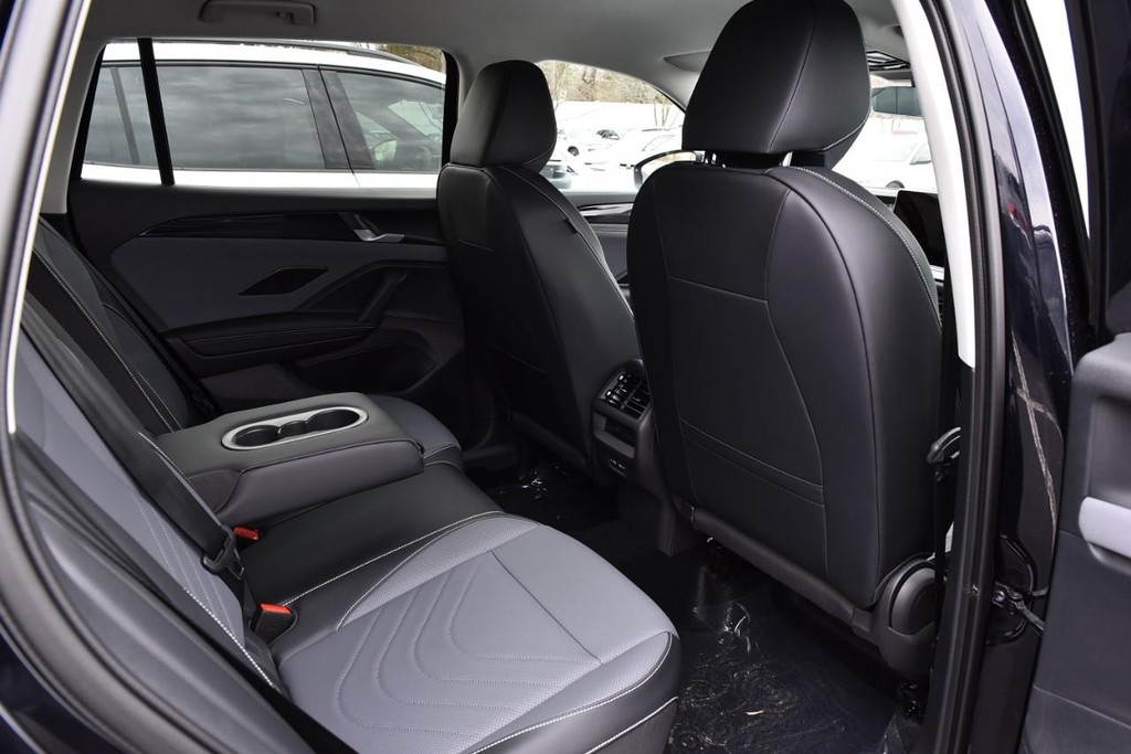 Volkswagen Tiguan Vehicle Full-screen Gallery Image 15