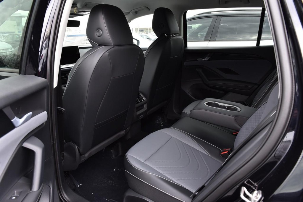 Volkswagen Tiguan Vehicle Full-screen Gallery Image 16