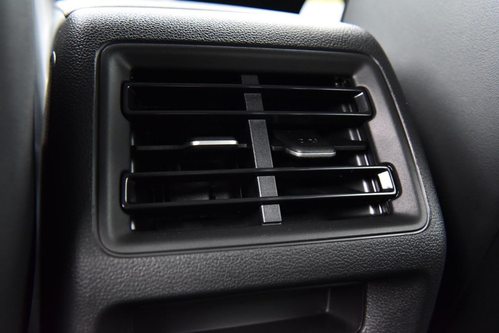 Volkswagen Tiguan Vehicle Full-screen Gallery Image 17