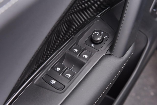 Volkswagen Tiguan Vehicle Image 09