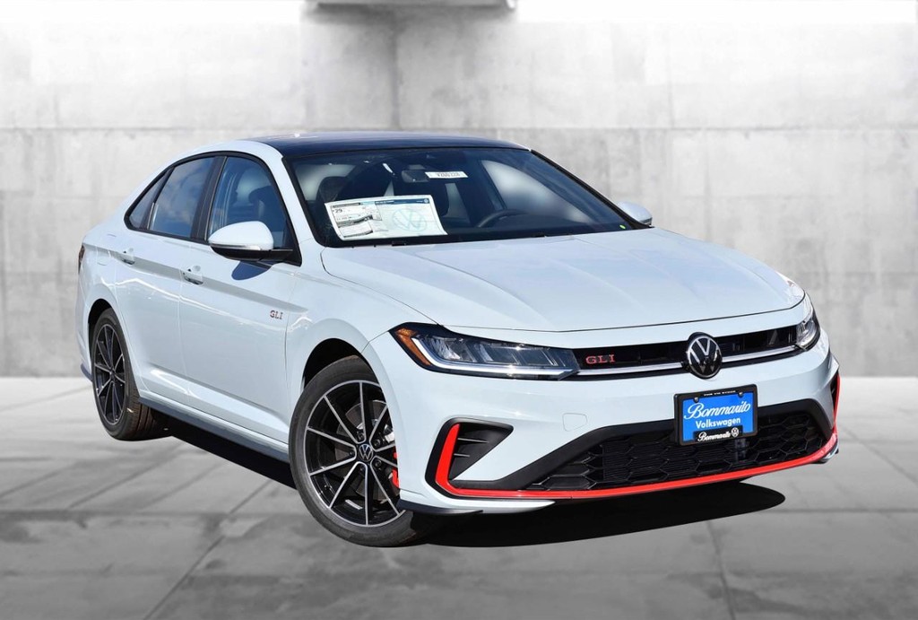 Volkswagen Jetta GLI Vehicle Full-screen Gallery Image 2