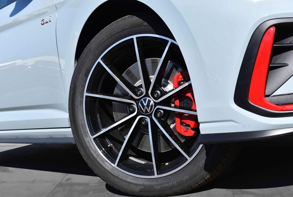 Volkswagen Jetta GLI Vehicle Full-screen Gallery Image 3