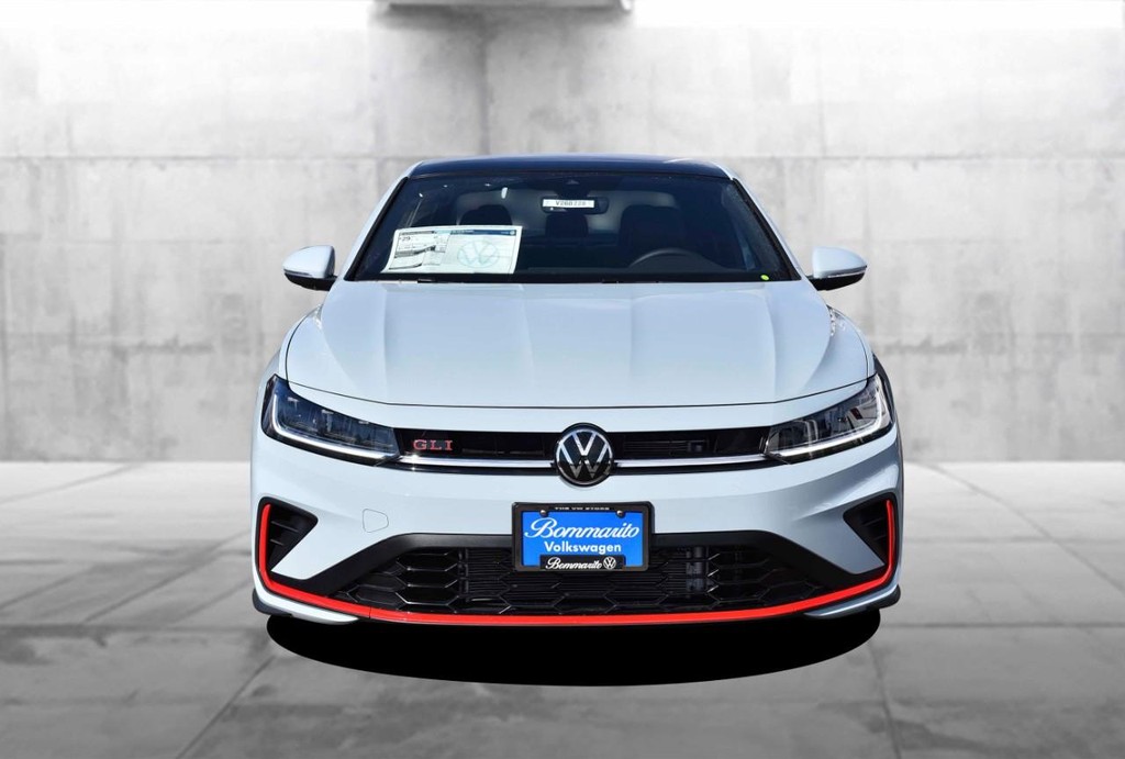 Volkswagen Jetta GLI Vehicle Full-screen Gallery Image 4