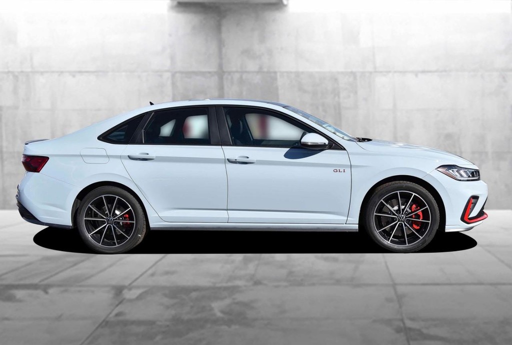 Volkswagen Jetta GLI Vehicle Full-screen Gallery Image 5