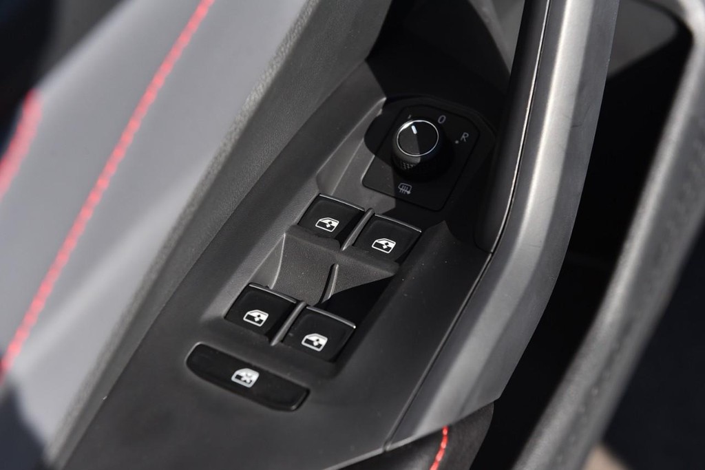 Volkswagen Jetta GLI Vehicle Full-screen Gallery Image 8