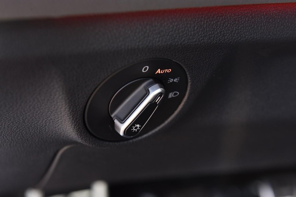 Volkswagen Jetta GLI Vehicle Full-screen Gallery Image 11