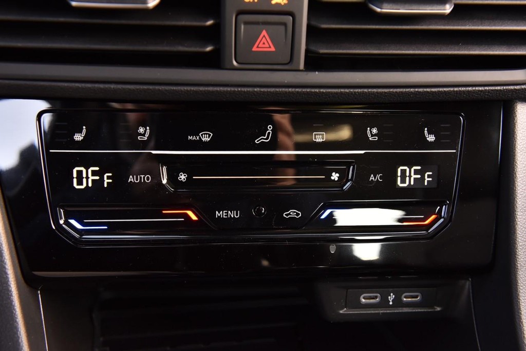 Volkswagen Jetta GLI Vehicle Full-screen Gallery Image 15