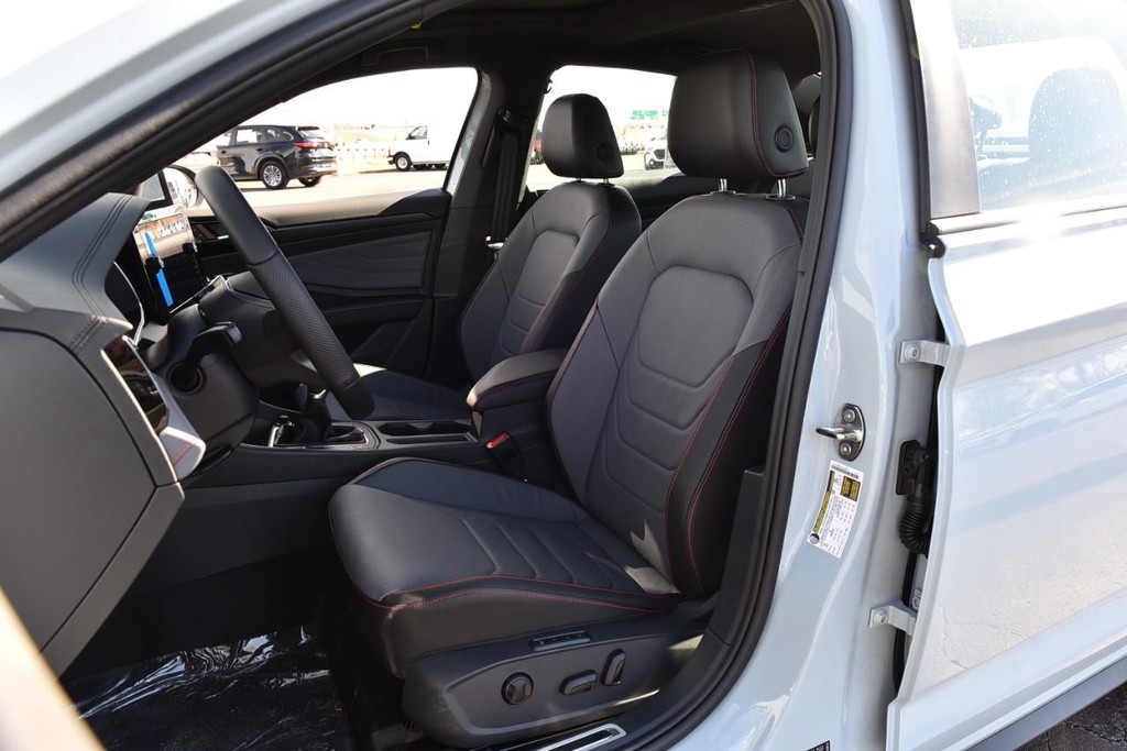 Volkswagen Jetta GLI Vehicle Full-screen Gallery Image 20