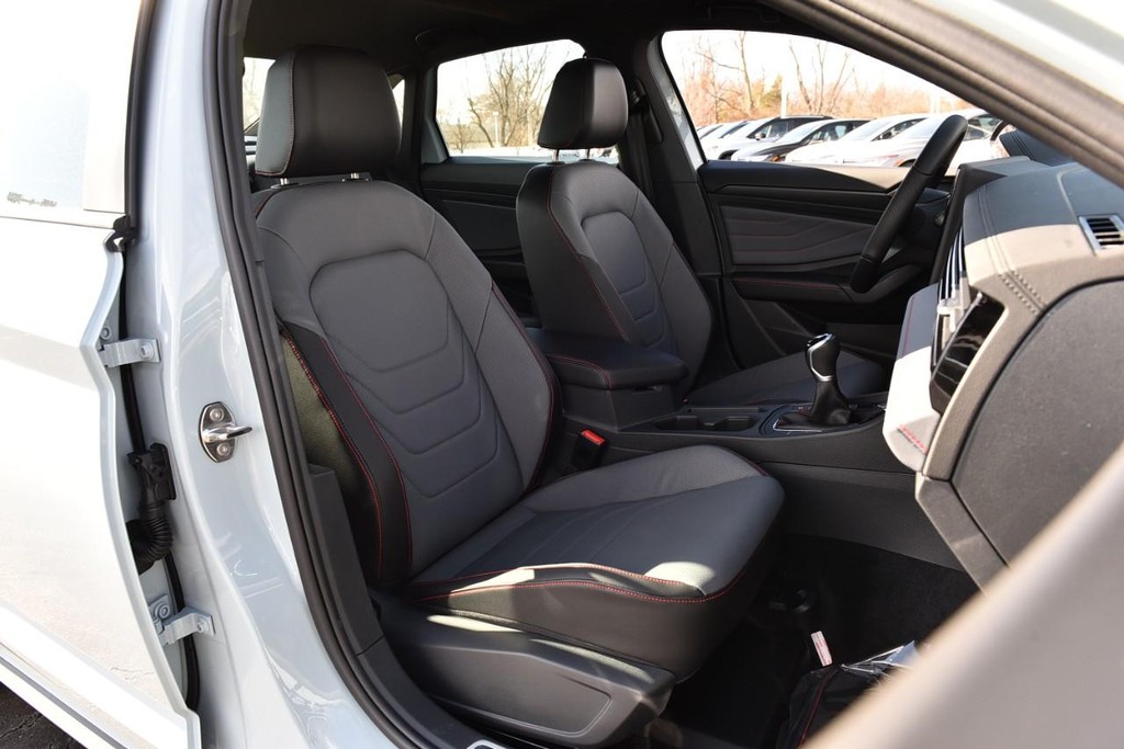 Volkswagen Jetta GLI Vehicle Full-screen Gallery Image 21