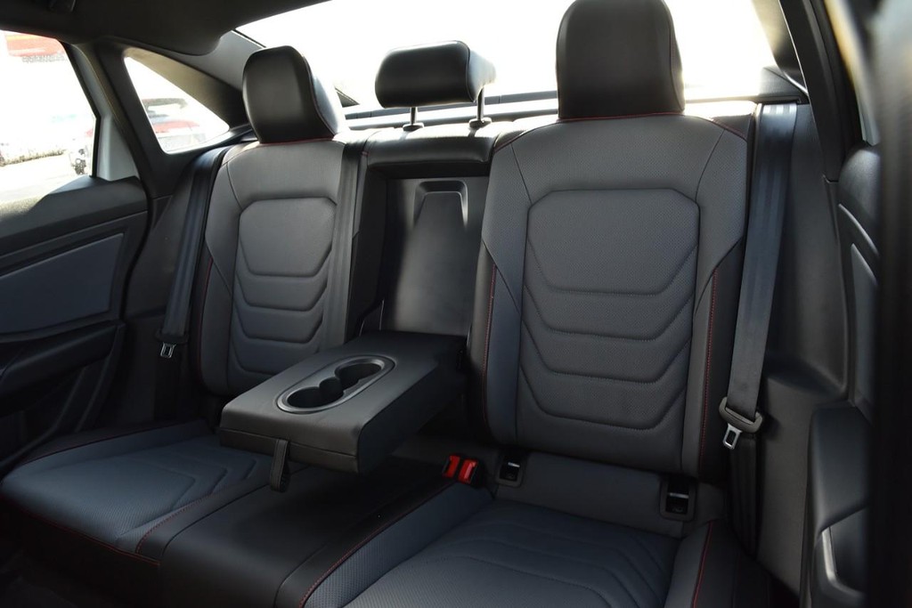 Volkswagen Jetta GLI Vehicle Full-screen Gallery Image 23