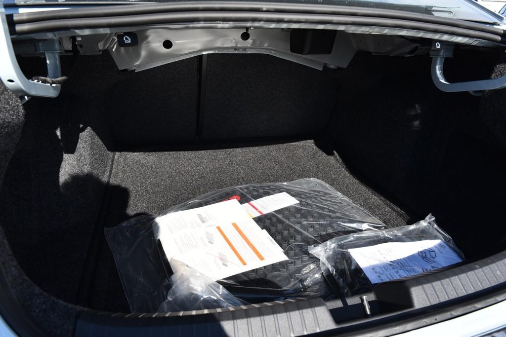 Volkswagen Jetta GLI Vehicle Full-screen Gallery Image 24