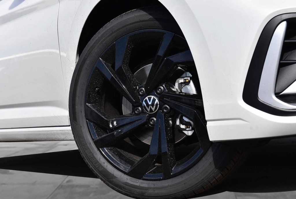 Volkswagen Jetta Vehicle Full-screen Gallery Image 3