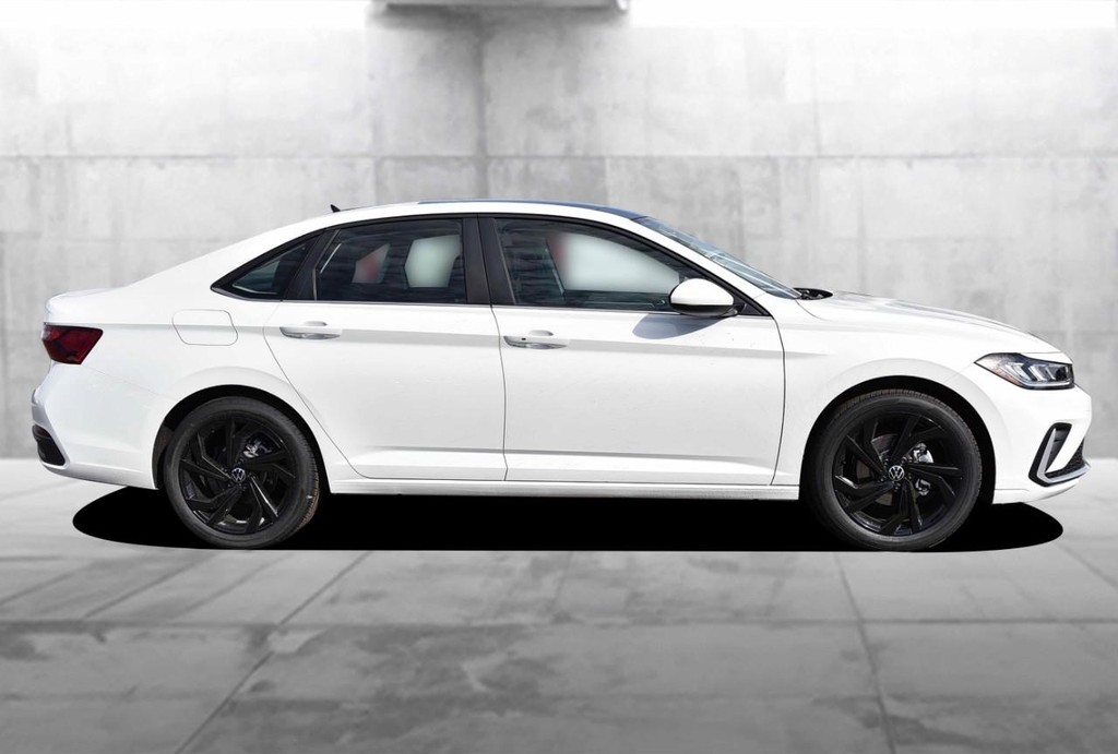 Volkswagen Jetta Vehicle Full-screen Gallery Image 5