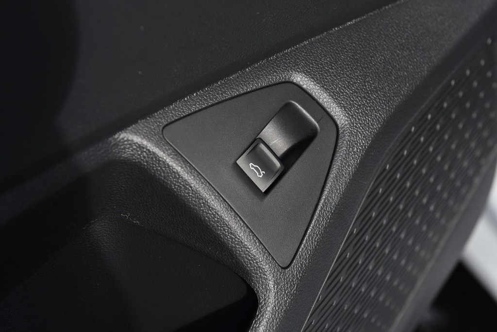 Volkswagen Jetta Vehicle Full-screen Gallery Image 9