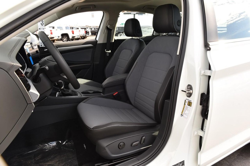 Volkswagen Jetta Vehicle Full-screen Gallery Image 20