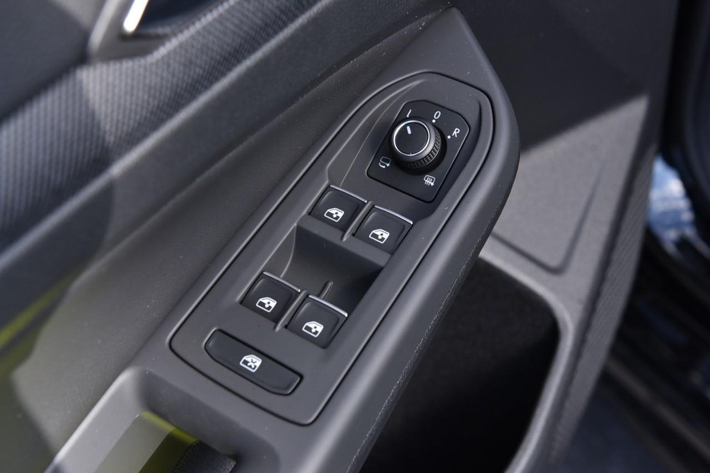 Volkswagen Golf R Vehicle Full-screen Gallery Image 8