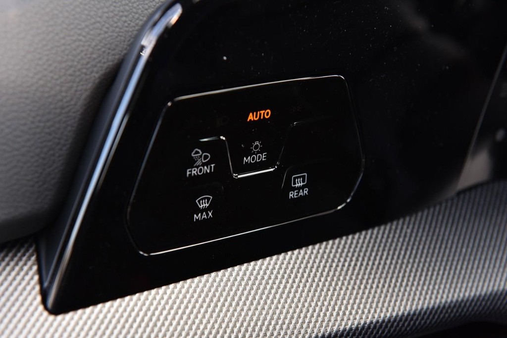 Volkswagen Golf R Vehicle Full-screen Gallery Image 10