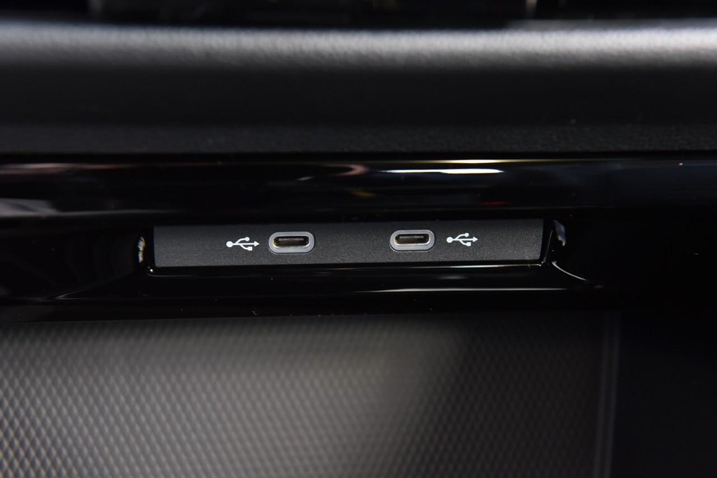 Volkswagen Golf R Vehicle Full-screen Gallery Image 16