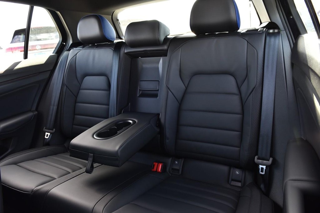 Volkswagen Golf R Vehicle Full-screen Gallery Image 22