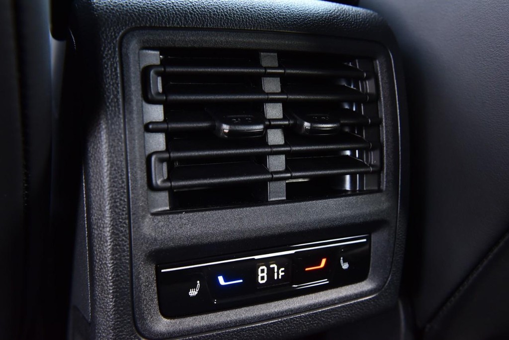 Volkswagen Golf R Vehicle Full-screen Gallery Image 23