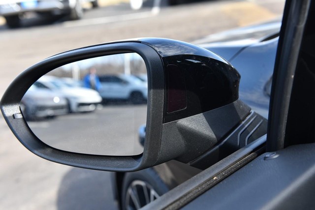 Volkswagen Golf R Vehicle Image 09