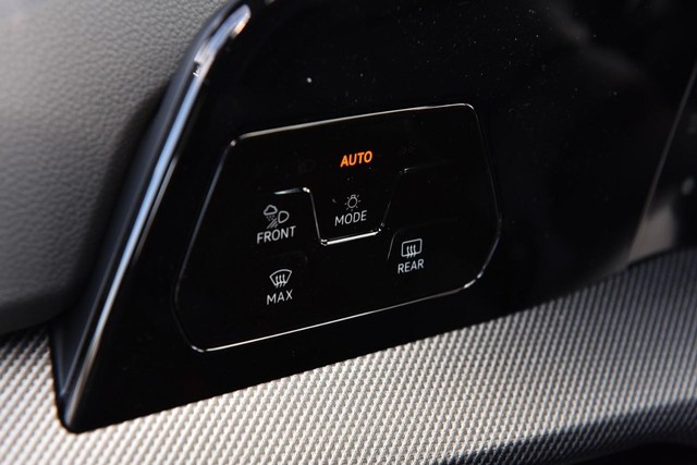 Volkswagen Golf R Vehicle Image 10