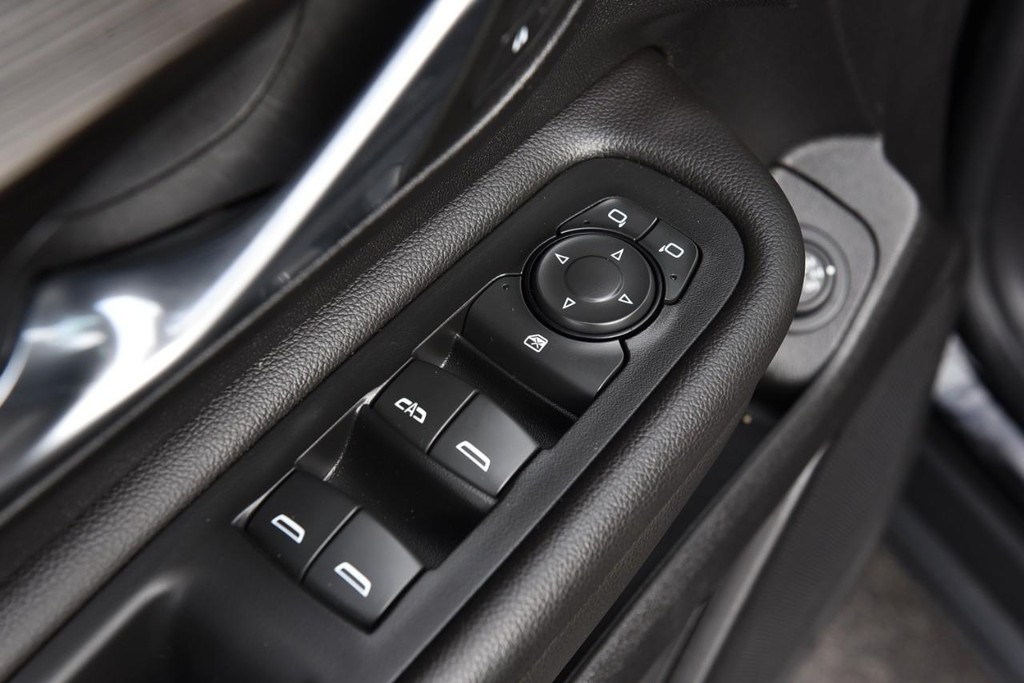 GMC Terrain Vehicle Full-screen Gallery Image 8