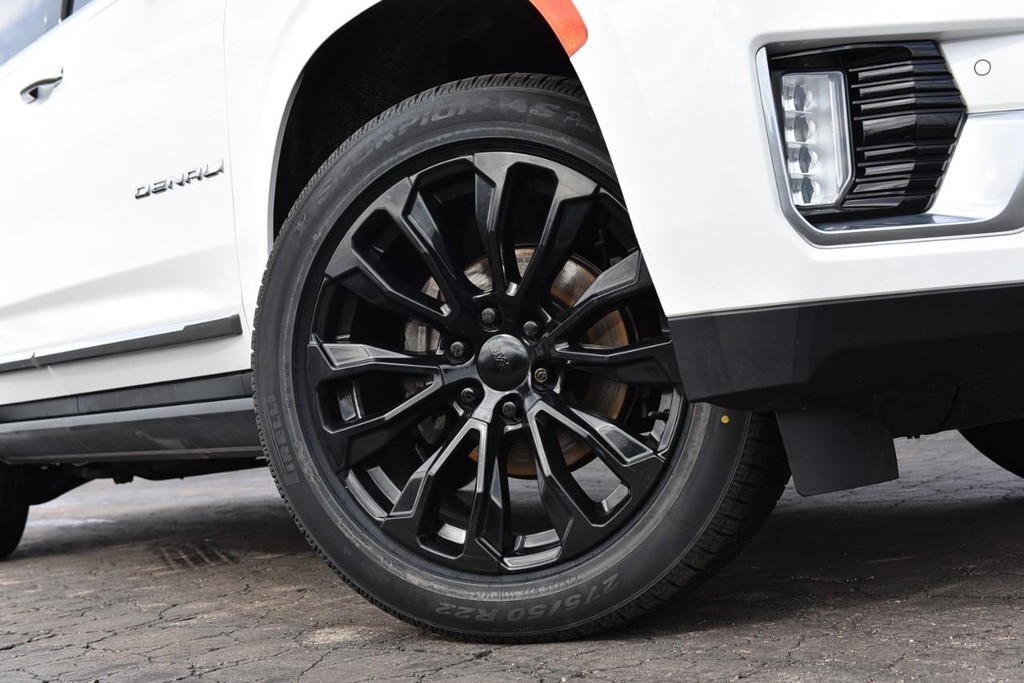 GMC Yukon Vehicle Full-screen Gallery Image 3